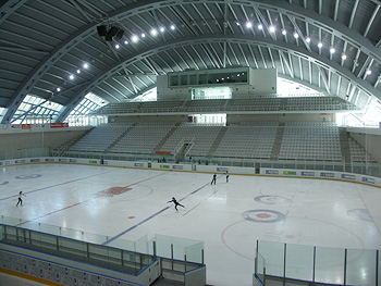 El pabellón de Jaca es el único de España que dispone de dos pistas de hielo; una de medidas olímpicas (60 x 30 m) y otra lúdica de 50 x 20 m. El aforo fijo es de 1.900 plazas que pueden ampliarse hasta 3.579 espectadores. El edificio se distingue por su estructura en forma de cúpula tórica formada por una membrana que alterna las estructuras opacas, vidrio y acero. 