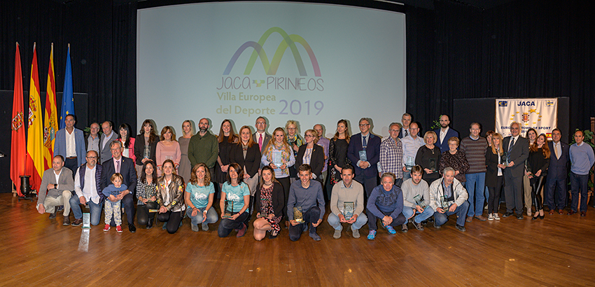 econocimiento a los deportistas jaqueses en la Gala del Deporte 2019 El pasado sábado el Palacio de Congresos de Jaca acogió la edición 2019 de la Gala del Deporte de Jaca. Deportistas de alto rendimiento, clubes y asociaciones, así como empresas y responsables de instalaciones vieron reconocido su labor en el sector deportivo. También hubo un recuerdo especial para el ex alcalde Armando Abadía, por su visión de futuro y su apuesta por el deporte como motor de Jaca.