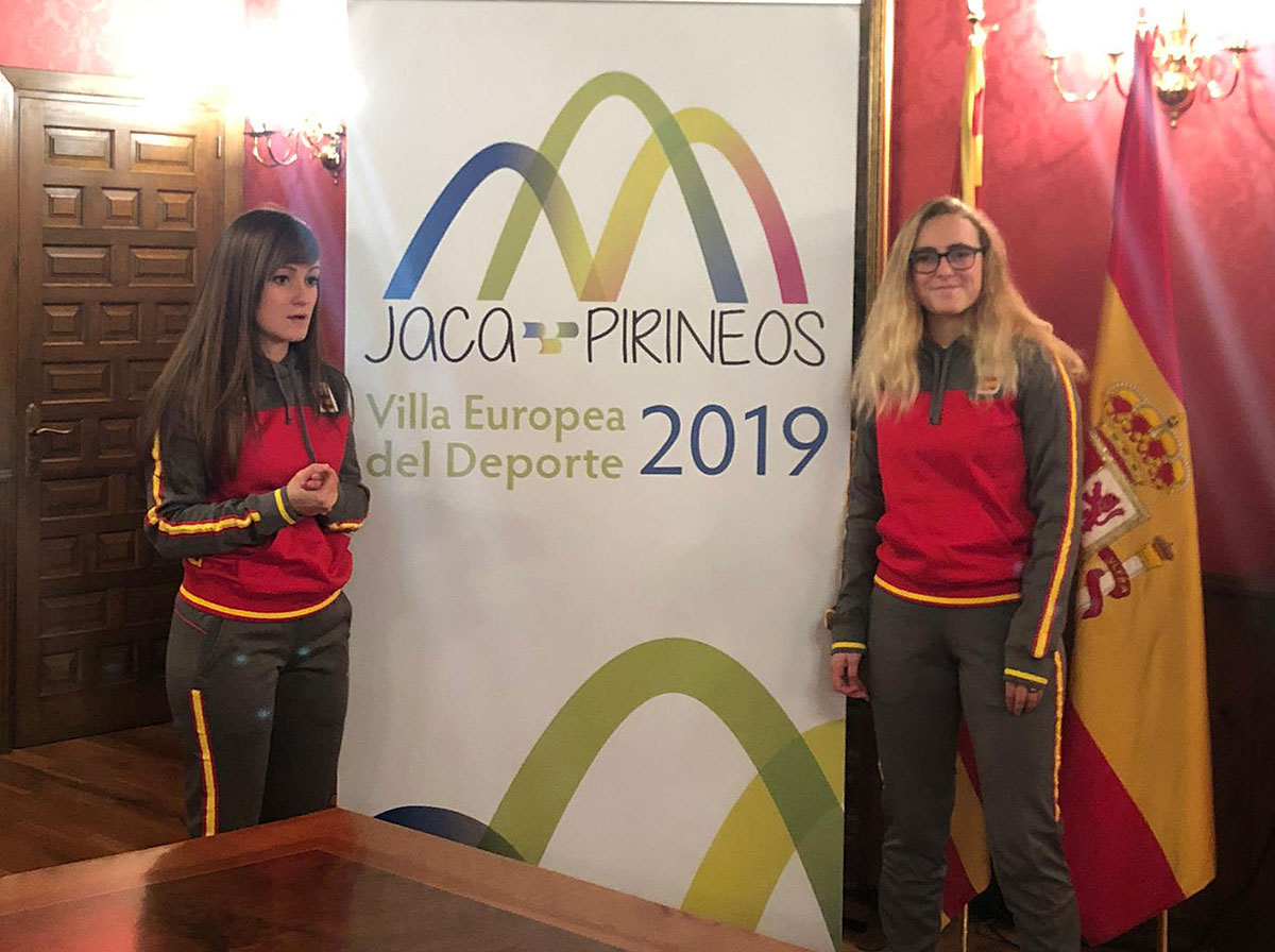 El Ayuntamiento de Jaca ofreció ayer una recepción de reconocimiento a Carmen Pérez y Júlia Tèrmens —deportistas del Club Hielo Jaca de los equipos de curling y hockey hielo, respectivamente— que han sido seleccionadas para participar en los Juegos Olímpicos de la Juventud que se celebrarán en Lausanne del 9 al 22 de enero de 2020. Carmen Pérez y Júlia Tèrmens recibieron ayer el reconocimiento de la corporación municipal en un acto que se celebró en el Salón de Recepciones del Ayuntamiento jaqués. Las deportistas fueron obsequiadas con material deportivo y una bandera que incluye el nombre del Ayuntamiento de Jaca y el lema "Jaca Pirineos" que les acompañará durante su experiencia olímpica en Lausanne. Ambas deportistas reconocieron sentirse emocionadas ante la próxima aventura olímpica que arrancará en breve. En el acto participaron el concejal de Deportes, Domingo Poveda; Javier Acín y Laura Climente, ediles del Ayuntamiento de Jaca; el presidente del Club Hielo Jaca, Antonio Betrán, y el jefe del Servicio Municipal de Deportes, Kike Pérez Chaparro. La cita concluyó con un aperitivo para las deportistas y sus familiares.