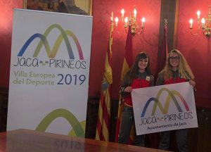 El Ayuntamiento de Jaca ofreció ayer una recepción de reconocimiento a Carmen Pérez y Júlia Tèrmens —deportistas del Club Hielo Jaca de los equipos de curling y hockey hielo, respectivamente— que han sido seleccionadas para participar en los Juegos Olímpicos de la Juventud que se celebrarán en Lausanne del 9 al 22 de enero de 2020. Carmen Pérez y Júlia Tèrmens recibieron ayer el reconocimiento de la corporación municipal en un acto que se celebró en el Salón de Recepciones del Ayuntamiento jaqués. Las deportistas fueron obsequiadas con material deportivo y una bandera que incluye el nombre del Ayuntamiento de Jaca y el lema "Jaca Pirineos" que les acompañará durante su experiencia olímpica en Lausanne. Ambas deportistas reconocieron sentirse emocionadas ante la próxima aventura olímpica que arrancará en breve. En el acto participaron el concejal de Deportes, Domingo Poveda; Javier Acín y Laura Climente, ediles del Ayuntamiento de Jaca; el presidente del Club Hielo Jaca, Antonio Betrán, y el jefe del Servicio Municipal de Deportes, Kike Pérez Chaparro. La cita concluyó con un aperitivo para las deportistas y sus familiares.