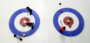 El Curling Club Hielo Jaca estará representado por Lucas Munuera, Alfonso Gracia, Domingo Hernández y Óscar Tesa. Los partidos comenzarán el viernes y el equipo del CH Jaca se enfrentará a las 10 horas contra el Sporting L´Olla de Lliça, a las 14:30 horas frente al Harrikada CP Hirusta de Vitoria y a las 18:30 horas jugará el derbi local con el CH Pirineo Curling. En la jornada del sábado, el CH Jaca empezará a las 10 horas enfrentándose al Harrikada Nekane Says de Vitoria y continuará a las 14:30 horas frente a Los Compadres de Málaga para luego cerrar este 'round robin' con el equipo vitoriano del Iceberg. El domingo se disputarán las semifinales y estarán en juego las dos preciadas plazas de ascenso a 1ª.