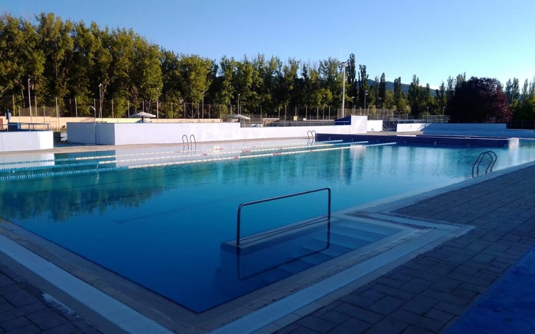 La piscina municipal de Jaca se abre al público el próximo 1 de julio, en horario de mañana y tarde, con todas las medidas de seguridad sanitaria para garantizar la protección contra el contagio. El Servicio Municipal de Deportes lleva planificando y trabajando en la temporada de verano desde el mes de abril, con todas las incertidumbres que genera la grave crisis que estamos padeciendo.