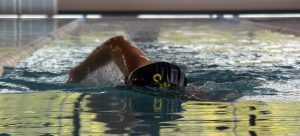El uso de la piscina, como exige la normativa autonómica, será previa reserva y como máximo se podrá utilizar durante 45 minutos de actividad, dentro de los 60 minutos de reserva, correspondiendo 15 minutos para la entrada, cambio de ropa y salida de la instalación.