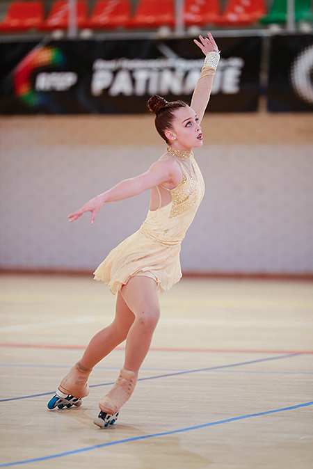 La deportista aragonesa Camila Yepes, afincada en Jaca, se proclamó campeona nacional en el reciente Campeonato de España de Patinaje Artístico en Línea en categoría junior, celebrado en Torredembarra.