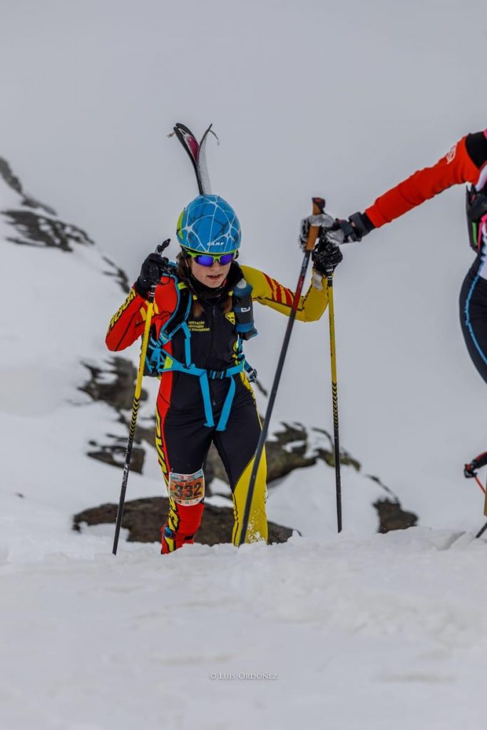 El primer fin de semana de marzo tuvo lugar el Campeonato de España de Esquí de Montaña en Sierra Nevada con la participación de dos clubes jacetanos. 