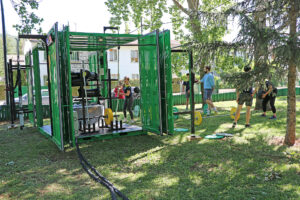 La instalación del CuboFit en Jaca, una herramienta para convertir cualquier espacio en una sala de fitness al aire libre, es —como destacó durante la presentación el Concejal de Deportes, Domingo Poveda— un punto importante de la Agenda Estratégica y responde a la creciente demanda de la ciudadanía de actividades al aire libre.