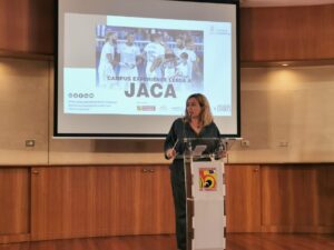 El Campus Experience de la Fundación Real Madrid, que ya han disfrutado más de 4.000 niñas y niños entre 7 y 14 años en nuestro país, llega este mes de agosto a Jaca  gracias a la colaboración de Ayuntamiento de Jaca, Diputación Provincial de Huesca y TuHuesca. El campus se desarrollará en el Campo Municipal Oroel de Jaca entre los días 8 al 12 de agosto de 08:45 a 13:30h y ya se puede consultar más información —y realizar inscripciones— en la web https://campusexperiencermf.com/jaca/ .